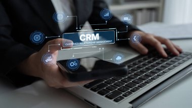 CRM platformları veri analizi, CRM iletişim araçları ve otomasyon yoluyla müşteri ilişkilerini geliştirir. CRM sistemleri müşteri yönetimi, izleme ve CRM ilişki başarısını destekler. Eğri