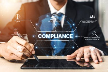 Uyum, standartlar, yasalar ve politikalarla uyumluluğu güvence altına alır. Güçlü bir uyum sistemi düzenlemelerin uygulanmasına, örgütlerin korunmasına ve küresel uyum sağlanmasına yardımcı olur. Eğri