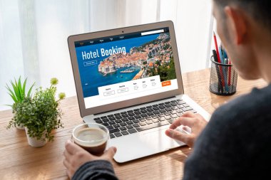 Çevrimiçi otel konaklama rezervasyon sitesi mod rezervasyon sistemi sağlar. Seyahat teknolojisi kavramı .