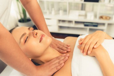 Kafkasyalı kadın müşteri stres önleyici spa masajının keyfini çıkarıyor ve lüks otel ya da oteldeki gündüz açık ortam güzellik salonunda güzellik teniyle eğleniyor. Sessiz.