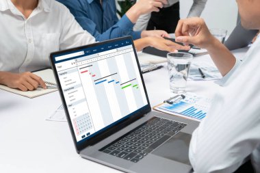 Ekip projesinin zaman çizelgesini gösteren bilgisayar ekranında canlı iş projesi yönetimi için proje planlama yazılımı