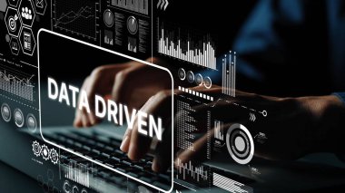 Modern İş Ortamı 'nda Data-Driven Grafikleri ve Dijital Analizleri olan bir dizüstü bilgisayarda yazı yazmak. Asemptotik akıllı veri analitiği.