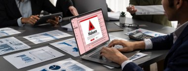 Siber saldırı konsepti. Bilgisayar ekranında görülen kötü amaçlı yazılım uyarısı ve bilgisayar sisteminde veya çevrimiçi sunucuda kaldırılacak tehdit algılaması.