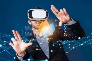 İş adamı, tahminsel büyük veri modellerinden gerçek zamanlı analizlere uzanan eğilim ve içgörüleri ortaya çıkarmak için veri analizlerini derinlemesine inceleyerek, veri güdümlü kararların analitik endüstriyi nasıl ileri götürdüğünü öğrenir