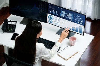 İş veri paneli, pazarlama stratejisi planlaması için iş zekası analizi sunar. Müşteri taleplerini analiz etmek ve iş dünyasının geleceğini önceden görmek için büyük veriler sunulur.