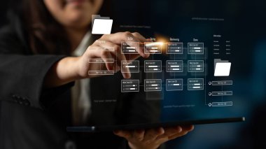 Proje yönetim sistemi iş akışı aşamalarını, görev ilerlemesini ve gözden geçirme durumunu gösteriyor. Görev ilerlemesi tamamlamayı izler, görev ilerlemesi iş akışını artırır ve görev ilerlemesi görünürlüğü sağlar. Latch