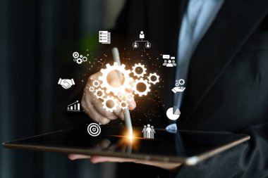 Güçlü takım çalışması takım dinamiklerini birleşik bir iş vizyonuyla hizalayan işbirliği, ortak hedefler ve iletişim stratejileri yoluyla verimliliği artırır. Latch