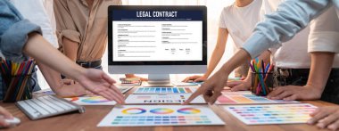 Dijital yasal sözleşme, bilgisayar ekranındaki koşulları ve şartları, gelecekteki ticari hareketlilik anlaşması için çevrimiçi dijital imzaya hazır hale getirir.