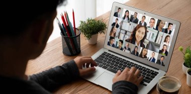 İş dünyasından iş adamlarının modern sanal grup toplantısı için video konferansındaki iş adamları