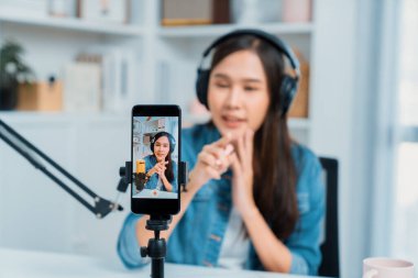 Yaratıcı yayıncı genç ve güzel Asyalı 'nın sunucu kanalındaki seçici odaklı telefon stüdyodaki dinleyiciyle günlük hayatta pazarlamayı veya danışmanı desteklemek için online olarak konuşuyor. Taktik.