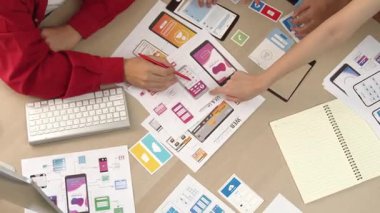 Mobil uygulama ya da web sitesi için kullanıcı arayüzü prototipi planlayan şirket çalışanlarının en iyi görünüm videosu. UX UI tasarımcı beyin fırtınası kullanıcı dostu arayüz planı. Sinerjik