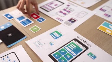 Mobil uygulama ya da web sitesi için kullanıcı arayüzü prototipi planlayan şirket çalışanlarının panorama videosu. UX UI tasarım beyin fırtınası kullanıcı dostu arayüz planı tasarlıyor. Sinerjik