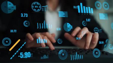 Bir iş ortamında canlı veri görselleştirmeleri ve analitik grafiklerle klavyeye yazı yazan ellerin yakın plan görüntüsü, eğilimleri ve performansı vurguluyor. Xenic