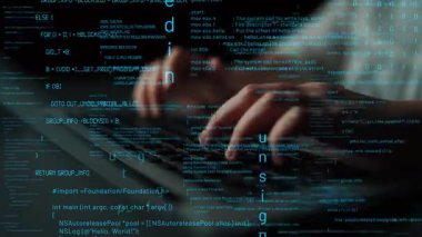 Bir dizüstü bilgisayarın klavyesinde, teknolojiyi ve programlamayı sembolize eden ve olay yerini çevreleyen soyut dijital kod elemanlarıyla el ele tutuşan yakın plan bir görüntü. Xenic