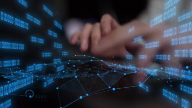Ellerin dijital bir arayüzle etkileşime girdiği, parlak veri görselleştirmeleri ve teknolojik gelişmeleri temsil eden sayısal elementleri içeren yakın plan bir görüntü. Xenic