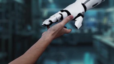 İnsan elinin laboratuvar arka planında yüzen DNA hologramını tutarken yakın plan. İnsan eli, genetik ikonu kullanarak semptomları analiz edip teşhis ederek tıbbi verilere ulaşıyor. Sağlıklı..