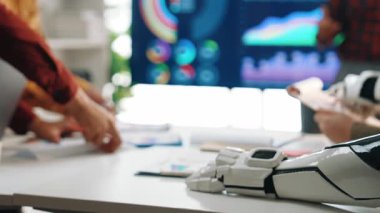 Yapay zeka, iş planlama, piyasa stratejileri ve etkin takım çalışmasını destekleyen danışmanları destekler. Noogenesis Yapay Zeka