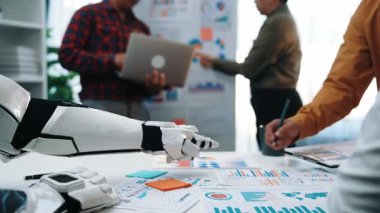 Danışmanlar, stratejik fırsatları tanımlamak, pazarlama araştırmalarını iyileştirmek, işbirliğini geliştirmek ve sonuçları optimize etmek için yapay zeka destekli araçlar kullanıyorlar. Noogenesis Yapay Zeka