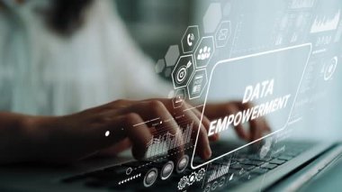 Bilgisayarda, Veri Güçlendirme Konsepti ve Teknoloji Grafikleri 'ni Dijital Kaplamalarla Yazan Eller. Asemptotik akıllı veri analitiği.