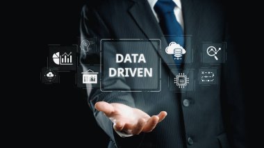 Veri güdümlü karar verme işi analitik, veri toplama ve yapay zeka sistemleri yoluyla güçlendirir. Veri güdümlü araçlar veri işleme ve veri görselleştirmesini veri platformları boyunca destekler. Elide