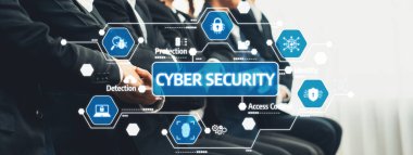 Takım elbiseli bir grup iş adamı, çeşitli koruyucu tedbirleri temsil eden dijital arayüz unsurları tarafından vurgulanan siber güvenlik kavramları hakkında bir tartışmaya giriştiler. Dostluk