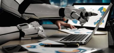 Robot bir el, modern bir ofiste teknoloji ve insan çabası arasındaki sinerjiyi sembolize eden iş analizlerini gösteren bir dizüstü bilgisayarla etkileşime girer. Noogenesis