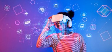 Sanal gerçekliği deneyimleyen bir kadın, çok işlevli dijital ortamda üretken bir yapay zeka asistanını sergiliyor. Teknolojideki yenilikleri keşfetmek. XDMCP