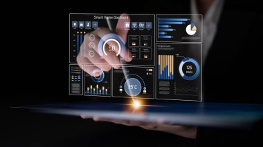 Akıllı ev paneli IOT sistemini yönetir. Akıllı ev paneli sıcaklığı kontrol eder, gösterge paneli enerjiyi izler, akıllı ev tutuş cihazları ve akıllı ev gösterge paneli veriyi izler. Latch