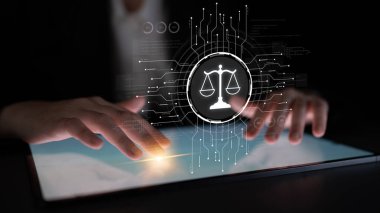Adalet ölçeğini gösteren fütürist dijital hukuk arayüzü, dijital hukukun altını çizen, AI uyumu, dijital hukuk sistemleri ve güvenli yönetim için dijital hukuk düzenlemeleri. Eğri