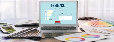 İç tasarımcı çalışma masası ve dizüstü bilgisayar ekranında renk seçimi için renkli kumaş kumaşlar ve ortam malzemesi içeren mimari yazılım. Modern iç tasarım ofisi. İçgörü