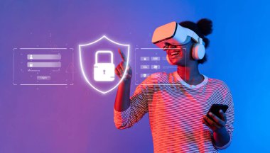VR kulaklığı ve akıllı telefonuyla eğlenen genç bir kadın, günümüz dünyasında veri koruması ve çevrimiçi güvenliğin önemini vurguluyor. XDMCP