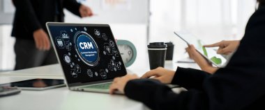 CRM işletme ve işletme için modern bilgisayarda müşteri ilişkileri yönetim sistemi