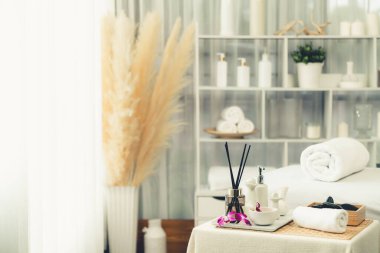 Lüks spa merkezindeki kaplıca masasında güzellik ve güzellik salonu aksesuarları. Spa masajı ve eğlence arka planı konsepti. Sessiz.