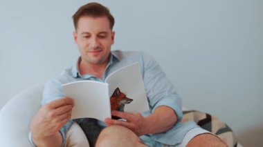 Kanepede oturan orta yaşlı bir adam, sosyal ve hayal gücü ile ilgili fantezi kurgu kitapları okurdu. Çocukları akıllı bir baba olmak için yetiştirirdi. Hayat boyu öğrenme konsepti. Uyumsuzluk.