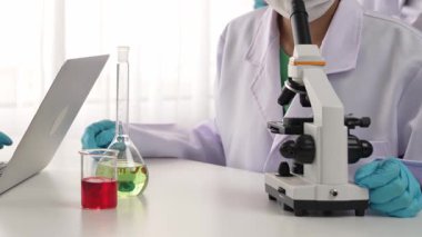 Laboratuvar araştırmacısı yeni bir ilaç geliştirir ya da tedavi eder. Laboratuvar tüpünde renkli kimyasal sıvı kullanır. Mikrobiyoloji uzmanlığı ve laboratuvar ekipmanları ile sağlık hizmetlerinin teknolojik gelişimi. Katı.