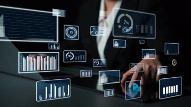 Veri görselleştirmeleri ve analitik grafikleri gösteren modern bir dijital çalışma alanı. İmaj, iş performansı ve stratejisindeki anlayış ve eğilimleri yansıtıyor. Xenic