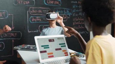 Afrikalı erkek programlama sistemi, beyaz bir kız karatahtanın başında mühendislik kodlarıyla otururken metaverse 'e giriyor. Liseli kız STEM teknolojisinde VR ya da kulaklık takıyor. Öğretim
