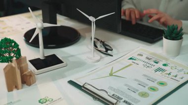 Rüzgar türbinleri, grafikler ve odaklanmış çalışma alanının yer aldığı yenilenebilir enerji çözümlerinin yakın plan görüntüsü. Sürdürülebilir kalkınma ve temiz teknolojiyi amaçlayan projeler için ideal. SACTR