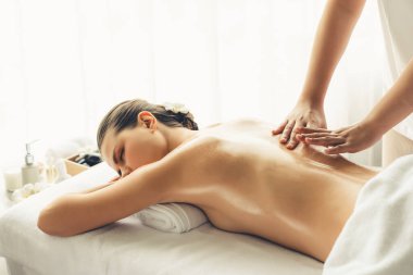 Kafkasyalı kadın müşteri stres önleyici spa masajının keyfini çıkarıyor ve lüks otel ya da oteldeki gündüz açık ortam güzellik salonunda güzellik teniyle eğleniyor. Sessiz.
