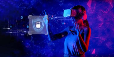 Sanal gerçeklik teknolojisiyle etkileşime geçen bir kişi, sanal bir ortamda siber güvenlik, veri koruması ve dijital güvenlik temalarını sergiliyor. XDMCP