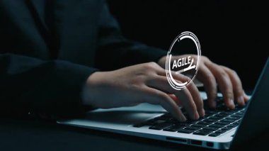 Çevik geliştirme için takımları ve çevik planlamayı kullanan çevik proje yönetimi. Çevik olmak, modern iş akışlarına göre esneklik, işbirliği ve sürekli gelişime olanak sağlar. Elide