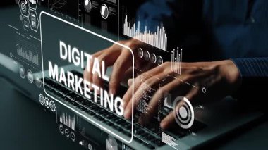 Modern Ofis Ortamı 'nda Elleri Klavyede Dijital Pazarlama Grafikleri ve Veri Analitik Görselleri ile Yazıyor. Asemptotik akıllı veri analitiği.