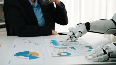 Piyasa performansını değerlendirmek ve stratejileri ayarlamak için yapay zeka güdümlü araçlarla işbirliği yapan iş adamları, analizdeki otomasyonu vurguladılar. Noogenesis Yapay Zeka