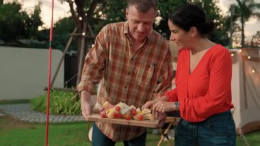 Aile hep birlikte bahçede kamp kurar, yaşlı bir çift barbekü yapar, yemek yer. Son sınıflar kamp faaliyetlerini kullanırlar, doğayla iç içe olurlar ve genç nesil çapraz kuşaklarla zaman geçirirler. Uyumsuzluk.