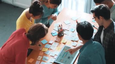 Mobil telefon arayüzü ile ilgili yetenekli programcı beyin fırtınası fikrinin üst görüntüsü kablo prototipi kullanarak uygulama geliştirme aşamasında. Yapışkan notlarla birlikte web tasarımcısı planlama yapıyor. Sempozyum.