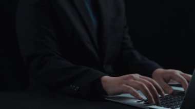 Profesyonel bir insan, üzerinde geleceksel bulut hesaplama grafiği olan bir dizüstü bilgisayar kullanıyor ve modern bir çalışma alanında veri transferi ve güvenlik için simgeler gösteriyor. Dörtgen