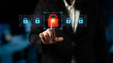 Siber güvenlik ihlalini gösteren dijital güvenlik kavramı, güvenlik sistemleri arasında veriye maruz kaldığını belirten kırmızı bir asma kilit, sistem savunmasızlığını ve Latch riskini vurguluyor.