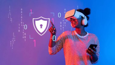 Sanal gerçeklik deneyimine katılan neşeli bir kadın, dijital olarak geliştirilmiş bir ortamda siber güvenlik, veri koruması ve mahremiyet konularını vurguluyor. XDMCP