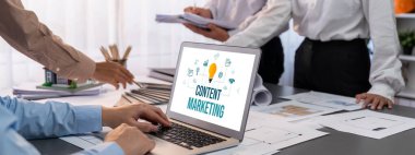 İç mimar tasarımcı grubu, daha kesin tasarım için planlar ve dizüstü bilgisayar ekran mimari yazılımı üzerinde birlikte tartışıyorlar. Modern ev tasarımı ve yenileme. İçgörü