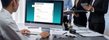 İş zekası ve veri analizi kavramı. Analizci ekibi laptop ekranında finansal veri analizi üzerinde çalışıyor. Etkili iş stratejik planlama için pazarlama göstergesi olarak. İçgörü